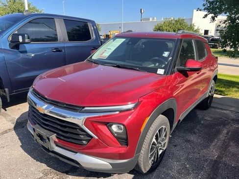 Used 2025 Chevrolet TrailBlazer LT w/ Driver Confidence Package AWD/4WD image 3