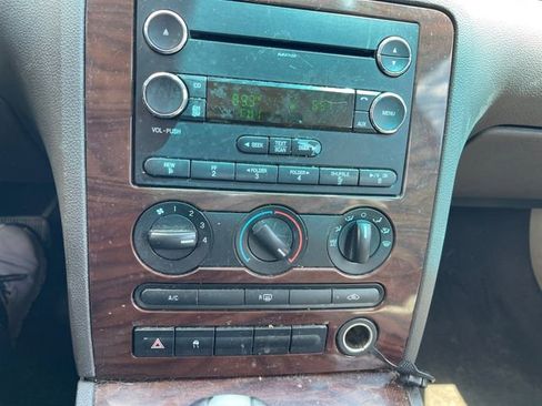 Used 2009 Ford Taurus SE FWD image 17