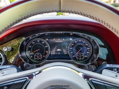 Used 2019 Bentley Bentayga image 18