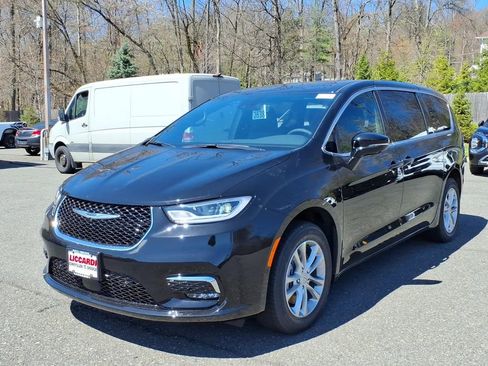 New 2026 Chrysler Pacifica Select image 3