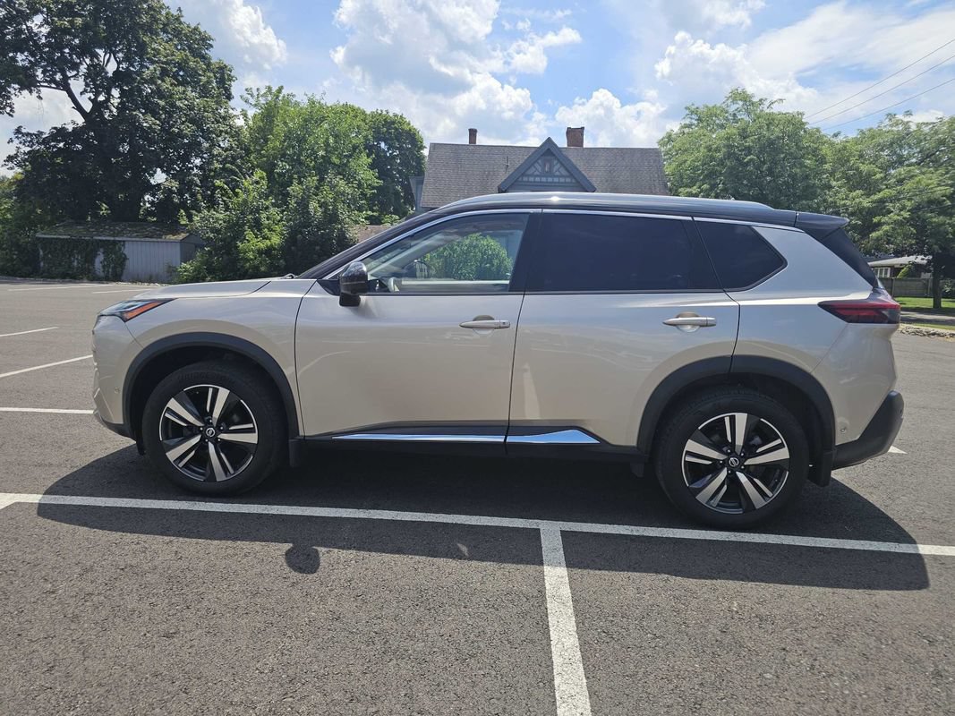 Used 2021 Nissan Rogue Platinum AWD/4WD image 2