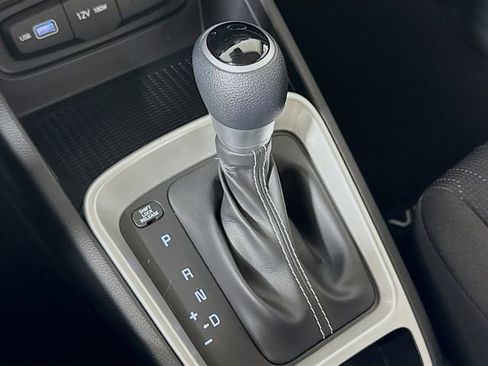 Certified 2022 Hyundai Venue SE image 18