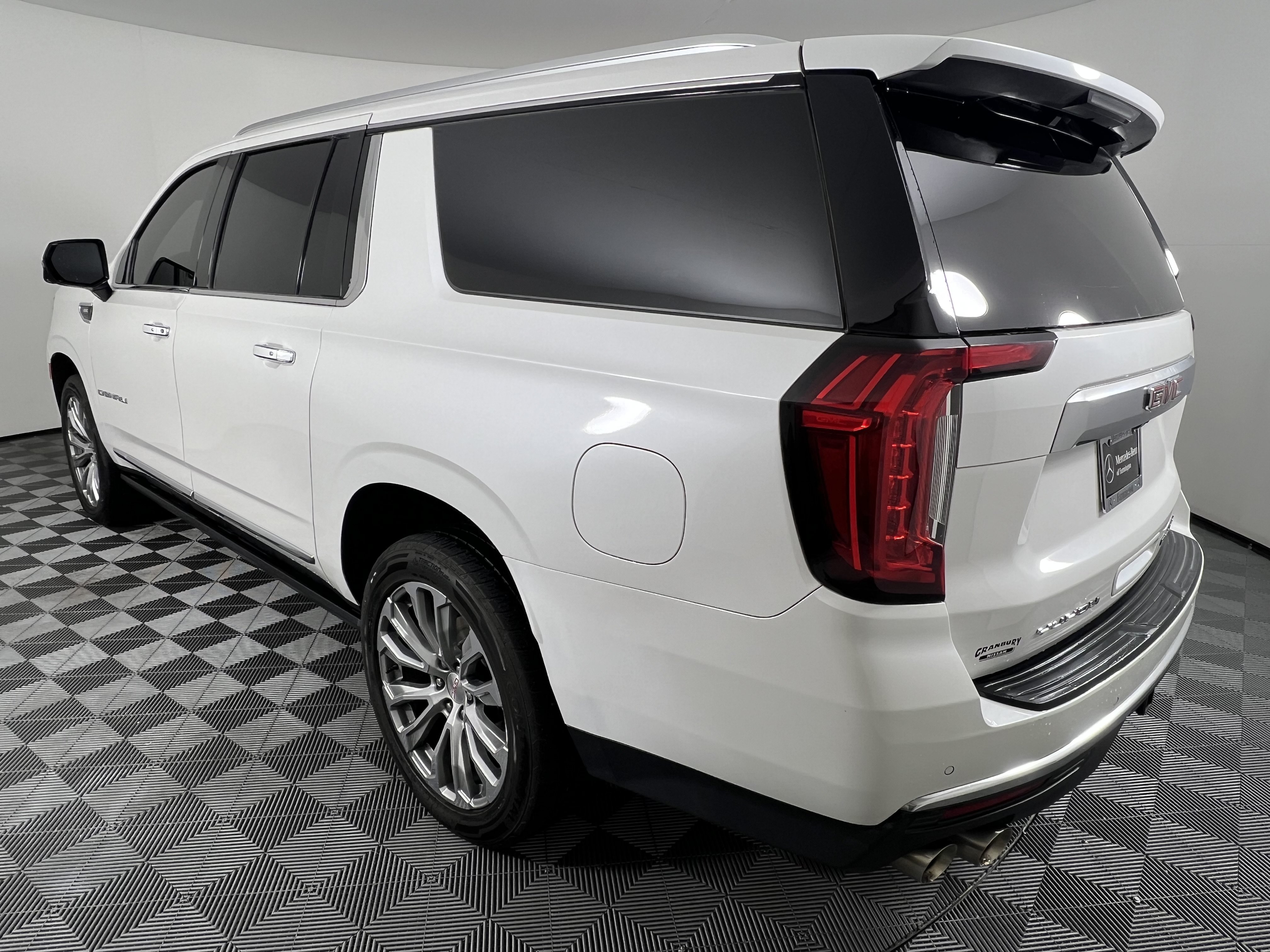 Used 2021 GMC Yukon XL Denali w/ Denali Premium Package AWD/4WD image 10