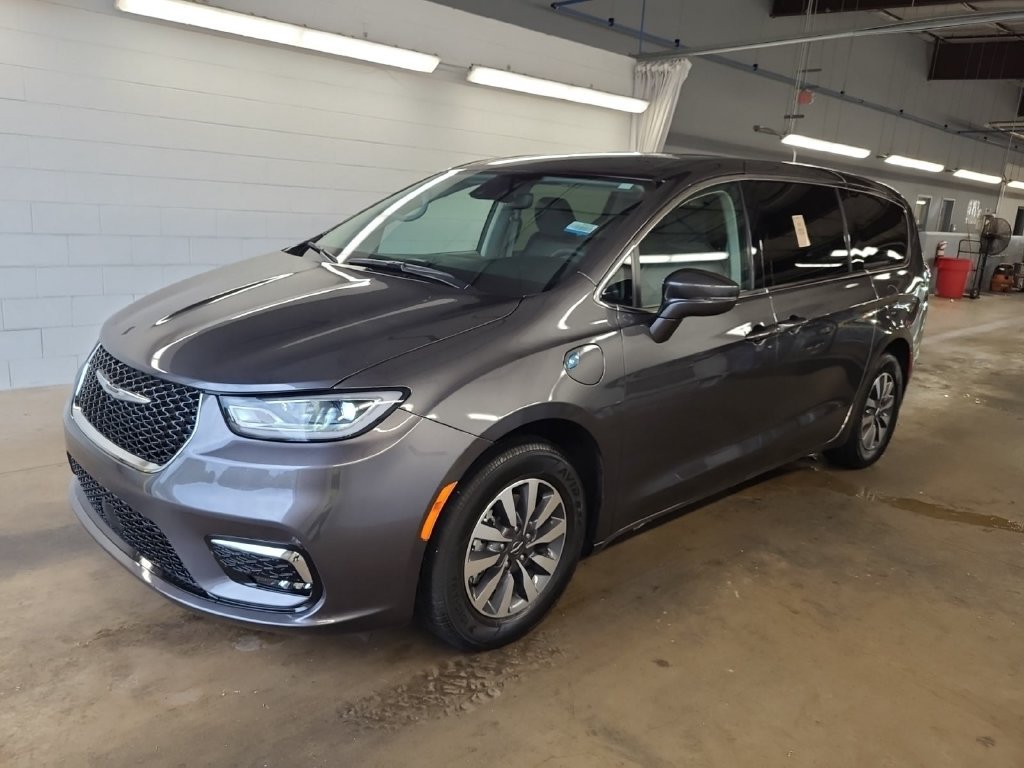 Used 2022 Chrysler Pacifica Touring-L FWD image 1