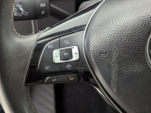 Used 2021 Volkswagen Tiguan SE w/ Panoramic Sunroof Package image 16