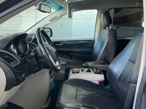 Used 2015 Chrysler Town & Country Touring image 10