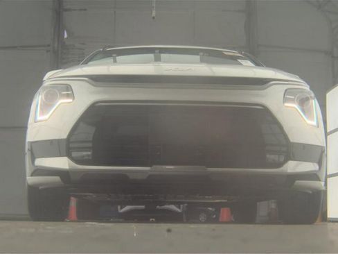 Used 2023 Kia Niro SX image 3