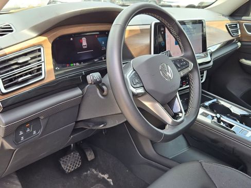 Used 2025 Volkswagen Atlas SE FWD image 14