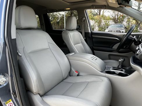 Used 2018 Toyota Highlander Limited image 26