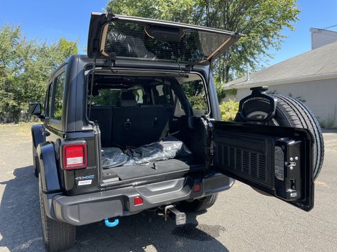 Used 2024 Jeep Wrangler Sport S w/ Convenience Group image 18