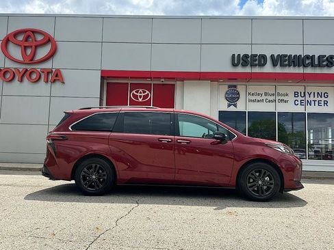 Certified 2024 Toyota Sienna XSE w/ XSE Premium Package AWD/4WD image 7