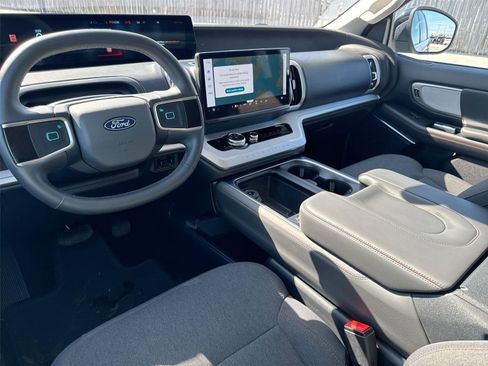 Certified 2025 Ford Expedition Active image 32