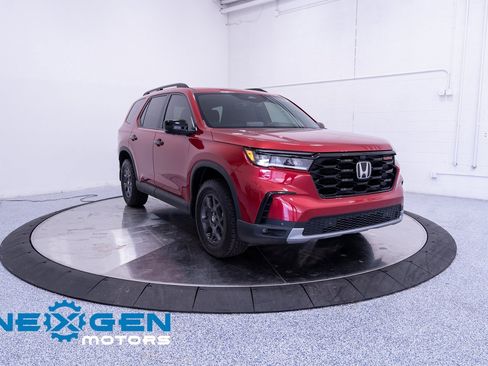 Used 2025 Honda Pilot TrailSport image 3