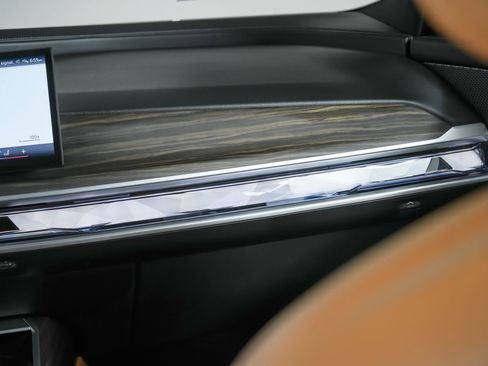 Used 2023 BMW 740i w/ Parking Assistance Package image 88