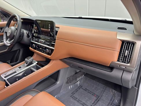 Used 2025 Nissan Pathfinder Platinum FWD image 15