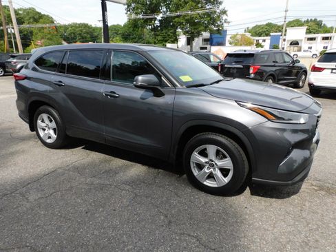 Used 2021 Toyota Highlander LE AWD/4WD image 7
