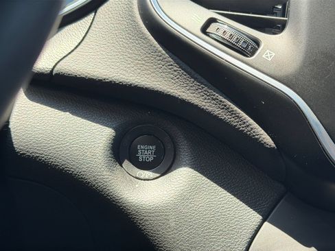 Used 2019 Jeep Cherokee Latitude Plus w/ Cold Weather Group AWD/4WD image 28