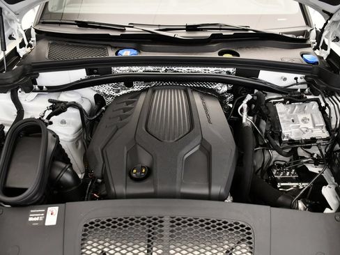 Certified 2026 Porsche Macan AWD/4WD image 12