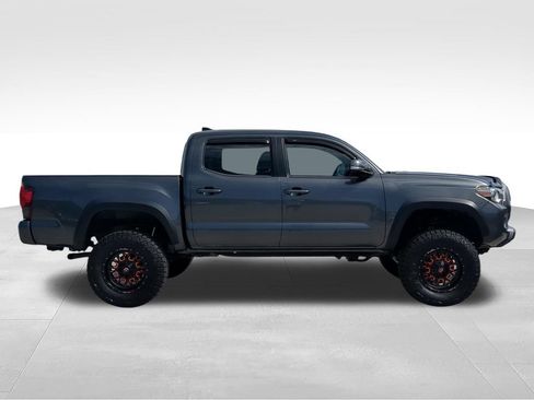 Used 2019 Toyota Tacoma TRD Off-Road AWD/4WD image 2