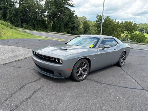 Used 2017 Dodge Challenger R/T RWD image 4