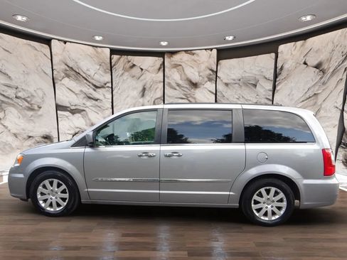 Used 2016 Chrysler Town & Country Touring w/ Driver Convenience Group FWD image 9