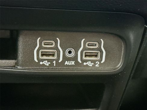 Used 2025 Chrysler Pacifica Select image 24