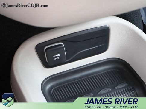 Used 2024 Chrysler Pacifica Touring-L FWD image 39
