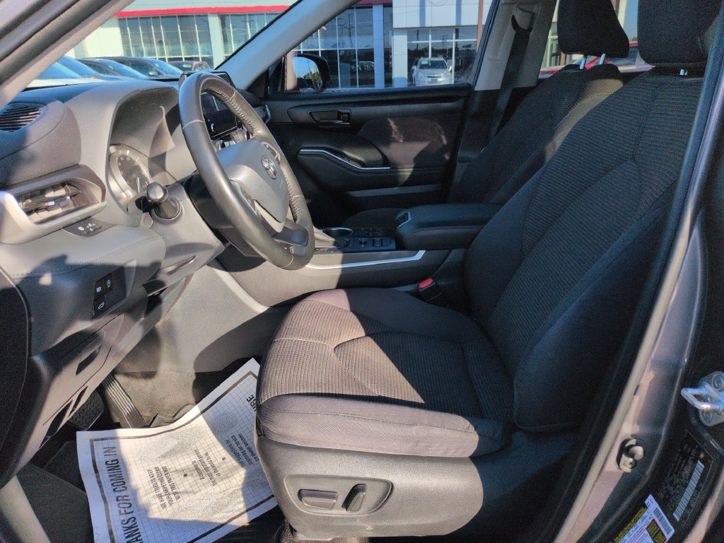 Used 2023 Toyota Highlander LE AWD/4WD image 9