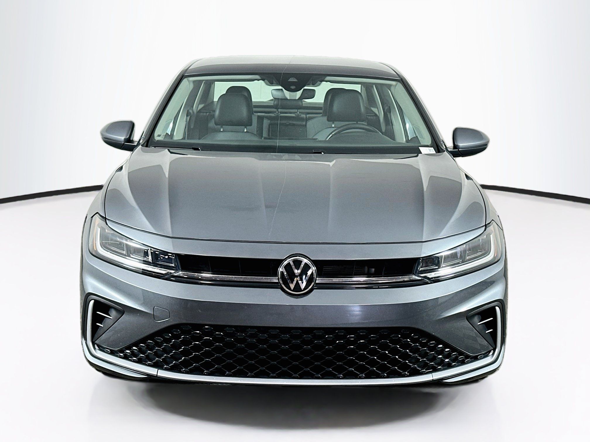 Used 2025 Volkswagen Jetta SE FWD image 2