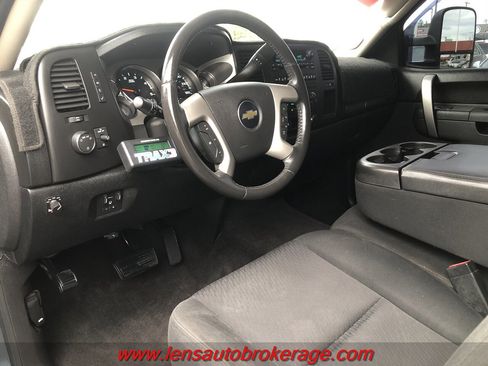 Used 2010 Chevrolet Silverado 2500 LT w/ Interior Plus Package AWD/4WD image 11