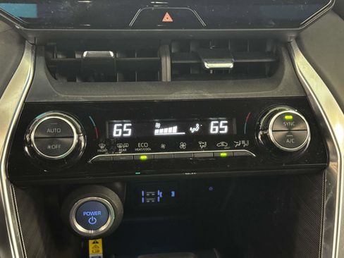 Used 2022 Toyota Venza XLE image 27