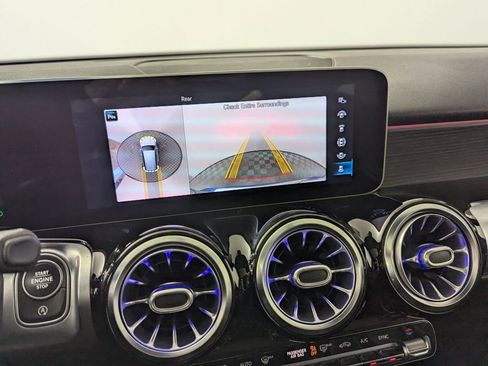 Used 2021 Mercedes-Benz GLB 250 image 9