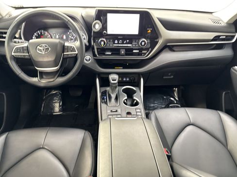 Used 2024 Toyota Highlander XLE AWD/4WD image 23