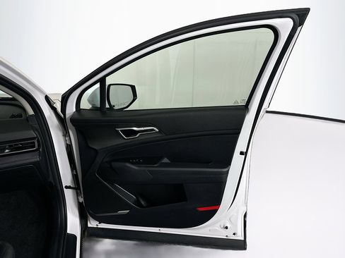 Used 2025 Kia Sportage LX FWD image 29