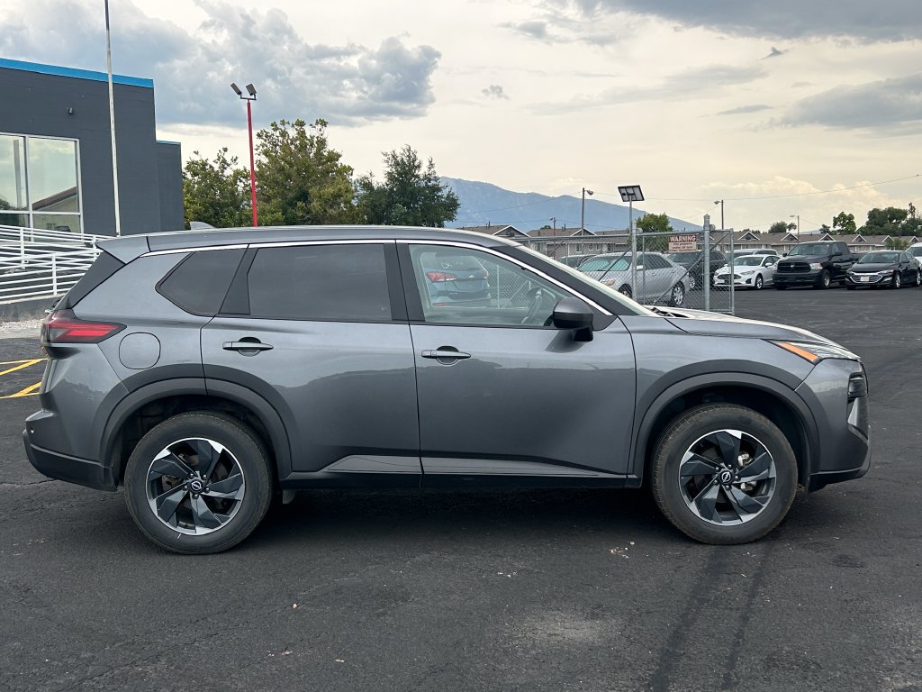 Used 2025 Nissan Rogue SV AWD/4WD image 2