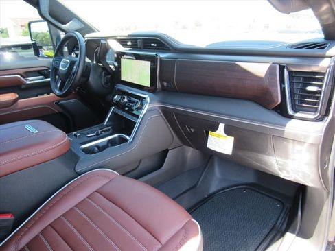 Used 2025 GMC Sierra 2500 Denali Ultimate image 11