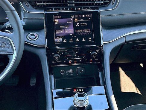 Used 2024 Jeep Grand Cherokee L Laredo image 6