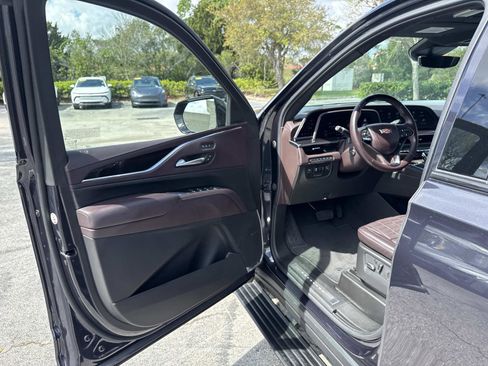 Certified 2024 Cadillac Escalade Sport Platinum w/ Heavy-Duty Trailer Package AWD/4WD image 19