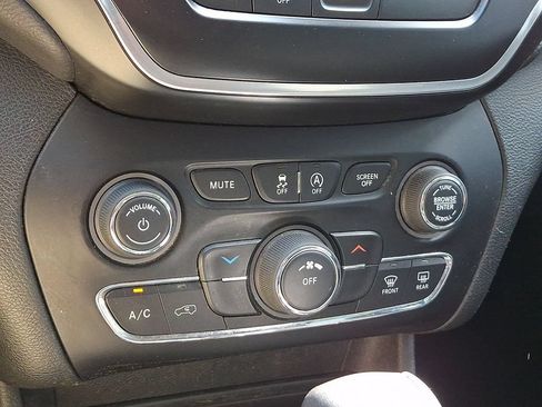 Used 2019 Jeep Cherokee Latitude Plus FWD image 21