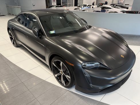 Used 2022 Porsche Taycan image 5