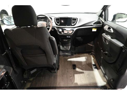 New 2024 Chrysler Pacifica Touring FWD image 23