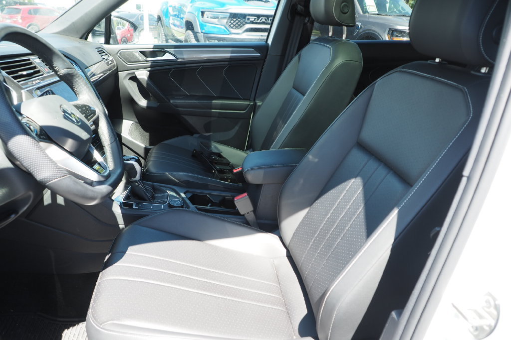 Used 2024 Volkswagen Tiguan SE R-Line AWD/4WD image 10