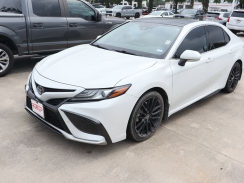 Used 2021 Toyota Camry XSE FWD image 4