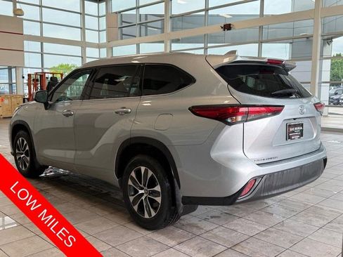 Used 2021 Toyota Highlander XLE AWD/4WD image 5