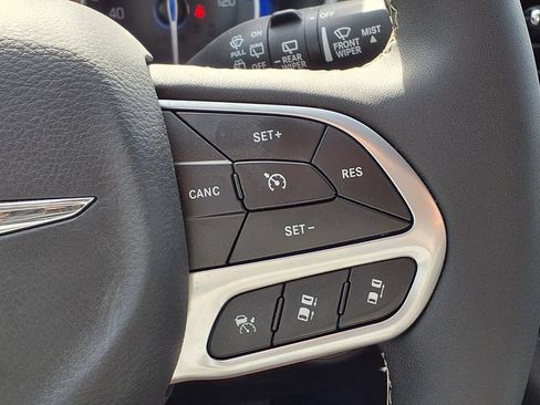 Used 2026 Chrysler Pacifica Select FWD image 25