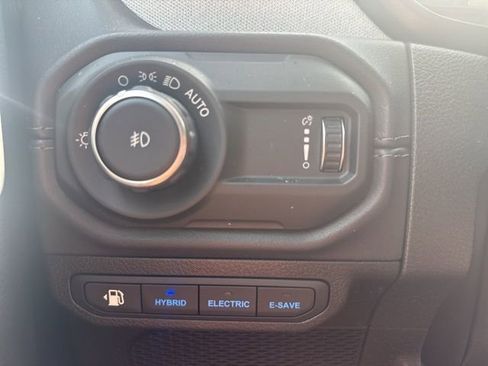 Used 2025 Jeep Wrangler Unlimited Sahara image 11