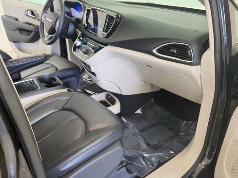 Used 2023 Chrysler Pacifica Touring-L FWD image 28
