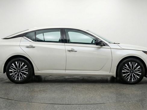 Used 2025 Nissan Altima 2.5 SV FWD image 11