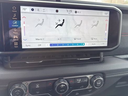 Used 2025 Jeep Wrangler Unlimited Rubicon image 16