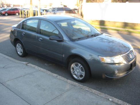 Used 2005 Saturn ION Level 2 w/ Power Pkg FWD image 2